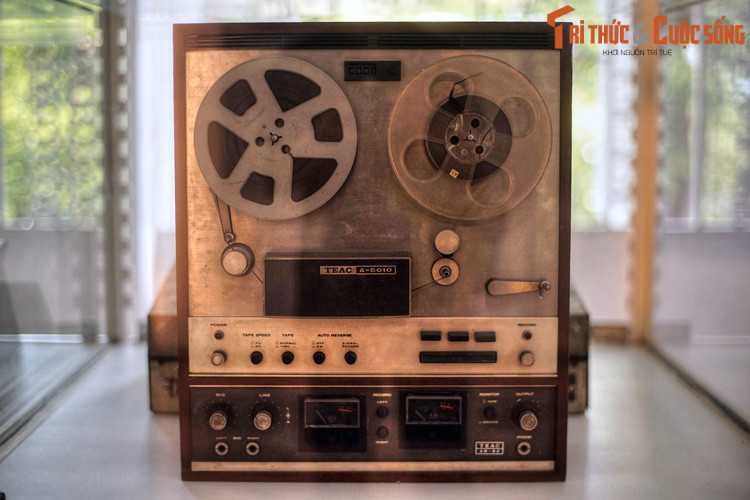 Máy chạy băng cối hiệu Teac A-6010, được lực lượng Giải phóng dùng trong hoạt động truyền thông kháng chiến từ năm 1968.
