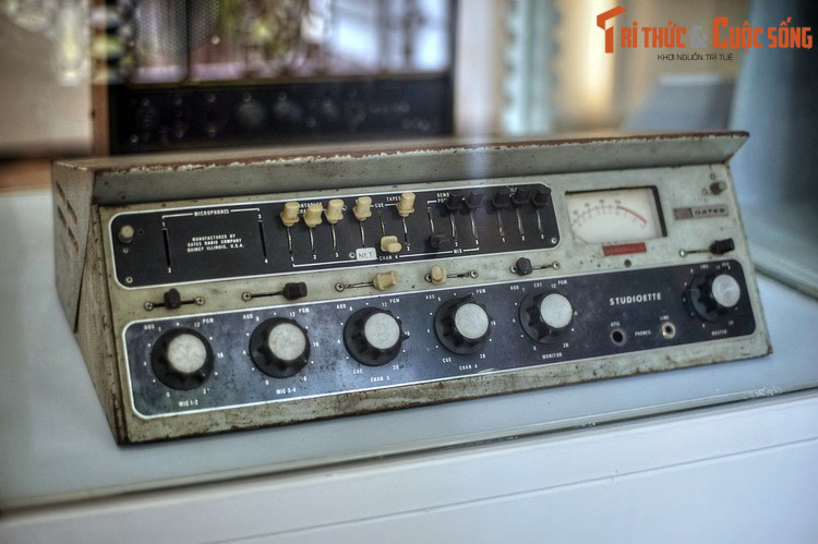 Bàn hòa âm hiệu Console 2, sử dụng để pha trộn tín hiệu đầu vào đưa ra máy phát thanh, lực lượng cách mạng sử dụng trước năm 1975.