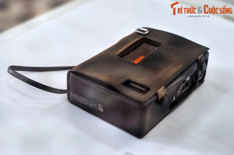 Máy cát-xét Sony, thiết bị dùng để ghi âm lời tuyên bố đầu hàng của đại diện quân ngụy Sài Gòn Dương Văn Minh tại Đài phát thanh Sài Gòn, ngày 30/4/1975. Hiện vật trưng bày thuộc chuyên đề " Truyền thông trong kháng chiến", Bảo tàng Thành phố Hồ Chí Minh.