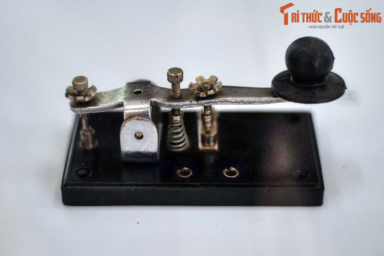 Manip (thiết bị phát tín hiệu morse) được sử dụng đề truyền tin trong đợt Tổng tiến công và nổi dậy Mậu Thân 1968.