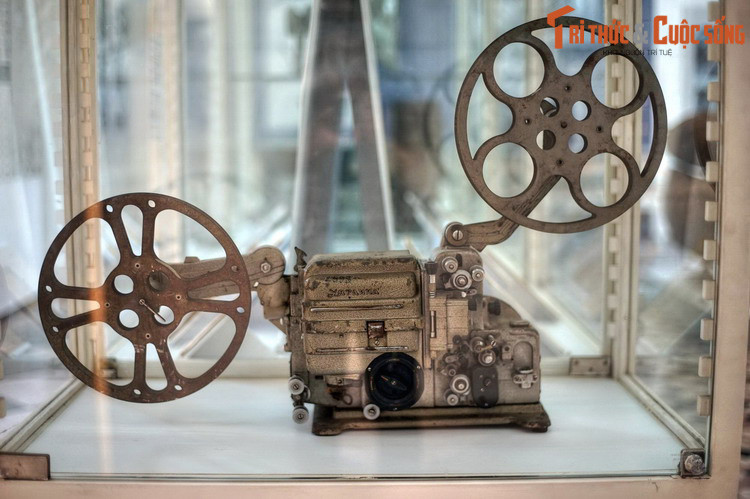 Máy chiếu phim 16 ly, Đội chiếu phim Sao Mai thuộc Khu ủy Sài Gòn - Gia Định sử dụng chiếu phim phục vụ đồng bào khu "Tam giác sắt" những năm 1963-1975.