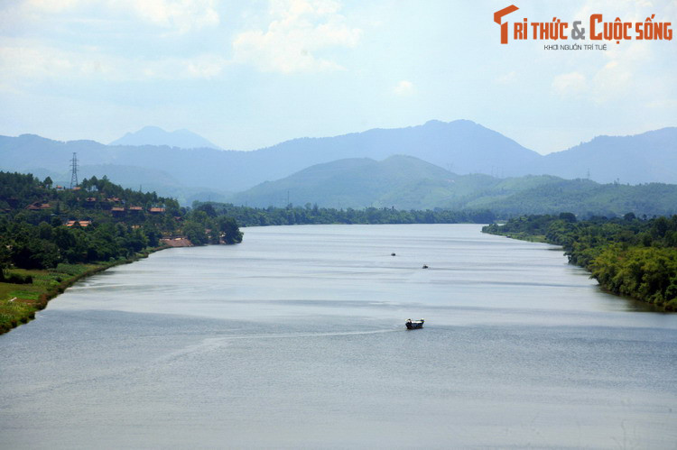 Nhắc đến địa danh Huế, hầu hết người Việt sẽ nghĩ đến Cố đô cổ kính của triều Nguyễn còn người nước ngoài sẽ hình dung về một Di sản thế giới với các cung điện, lăng tẩm tuyệt đẹp ở Việt Nam. Nhưng nguồn gốc tên gọi Cố đô Huế đến nay vẫn là một ẩn số. Ảnh: Non nước xứ Huế.