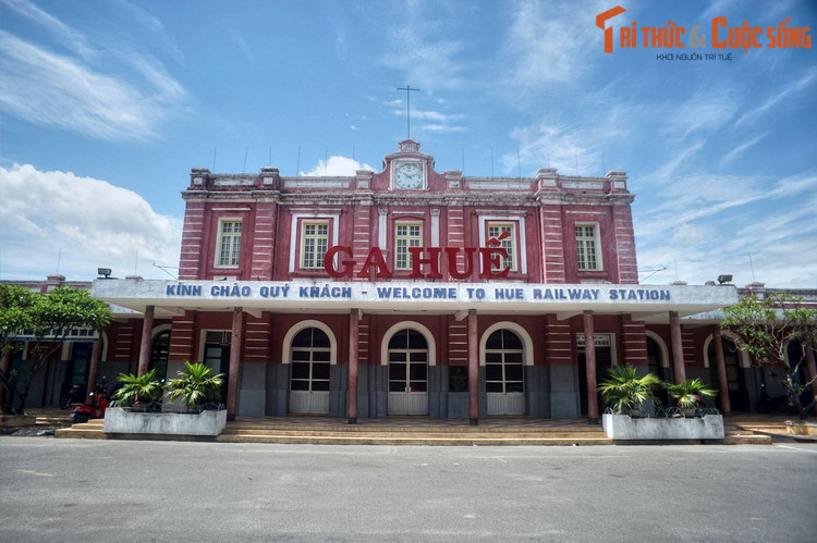 Dụ này được Toàn quyền Đông Dương chuẩn y và địa danh Huế trở thành địa danh chính thức kể từ đó cho đến tận ngày nay. Vậy cái tên “Huế” có nguồn gốc từ đâu? Ảnh: Nhà ga Huế.