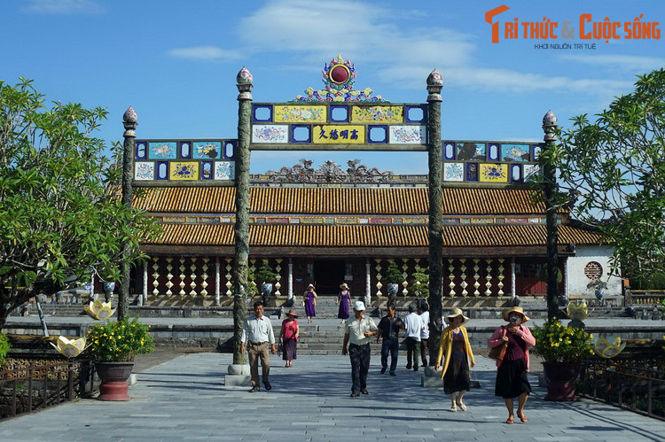 Vào năm 1787, Le Floch de la Carrière đã vẽ bản đồ duyên hải Đàng Trong cho Bộ Hải quân Pháp, trong đó bản đồ đô thành Huế được vẽ một cách khá rõ và cái tên Huế cũng được ghi là “Hué”. Ảnh: Điện Thái Hòa ở Hoàng thành Huế.