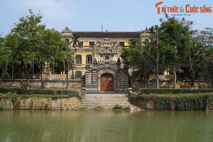 Do muốn đẩy nhanh quá trình đô thị hóa, chính quyền thực dân đã tác động vào triều đình để vua Thành Thái ban chỉ dụ thành lập thị xã Huế (Centre urbain de Hué) vào ngày 12/7/1899, với ranh giới được xác gồm Kinh thành và các vùng phụ cận. Ảnh: Cung An Định ở Huế.