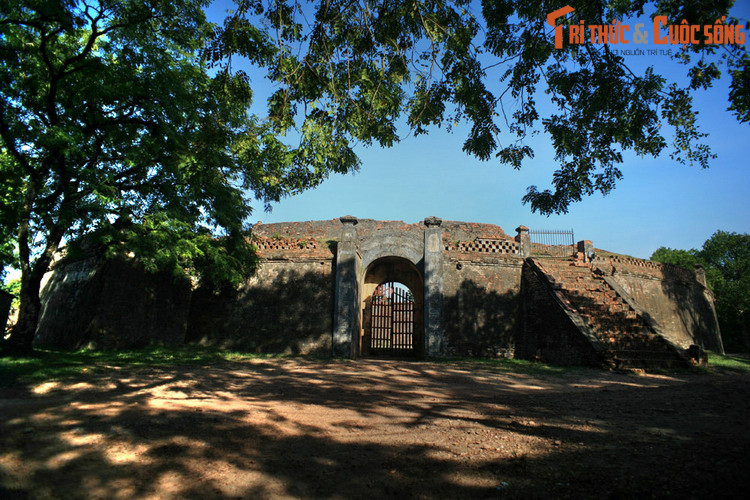 Theo một giả thuyết nhận được nhiều sự đồng tình, từ “Huế” là biến thể của từ “Hóa” trong tên gọi Thuận Hóa, vùng đất được vương quốc Chăm Pa chuyển giao cho nhà Trần đầu thế kỷ 14. Phủ Thuận Hóa có phạm vi từ Nam Quảng Trị đến Quảng Nam ngày nay. Ảnh: Hổ quyền ở Huế.