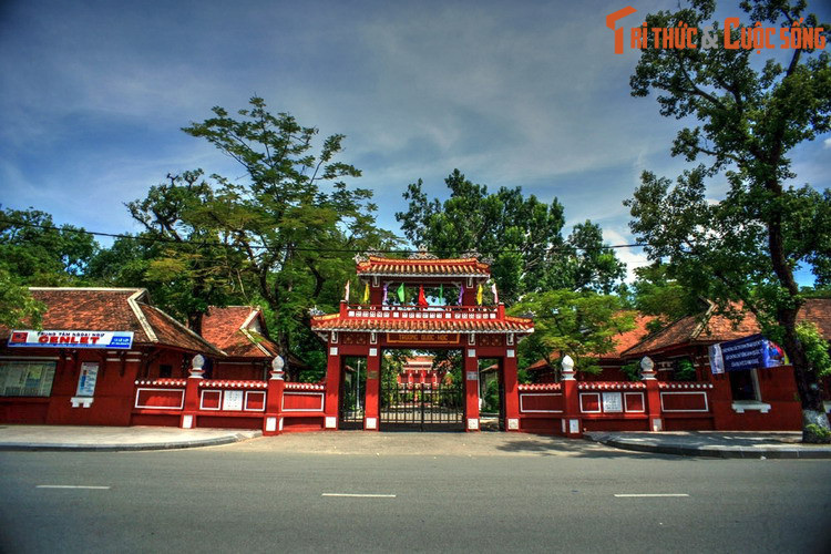 Vào đầu thời thuộc địa, “Hué” trở thành tên gọi chính thức của kinh đô nhà Nguyễn trên các văn bản hành chính của người Pháp. Các vua Nguyễn vẫn gọi kinh đô của mình là Phú Xuân, còn “Huế” chỉ là tên gọi dân gian mà dân chúng sử dụng. Ảnh: Trường Quốc học Huế.