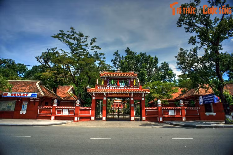 Vào đầu thời thuộc địa, “Hué” trở thành tên gọi chính thức của kinh đô nhà Nguyễn trên các văn bản hành chính của người Pháp. Các vua Nguyễn vẫn gọi kinh đô của mình là Phú Xuân, còn “Huế” chỉ là tên gọi dân gian mà dân chúng sử dụng. Ảnh: Trường Quốc học Huế.