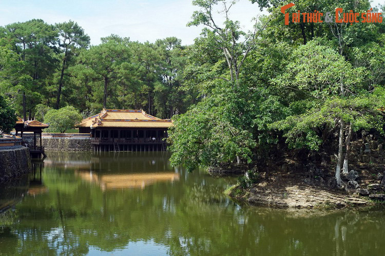 Trong hồi ký của Pierre Poivre, một thương nhân Pháp đã từng đến kinh đô Phú Xuân của chúa Nguyễn vào năm 1749, cái tên Huế xuất hiện nhiều lần dưới dạng chữ Latinh hoàn chỉnh là “Hué”. Ảnh: Lăng Tự Đức ở Huế.