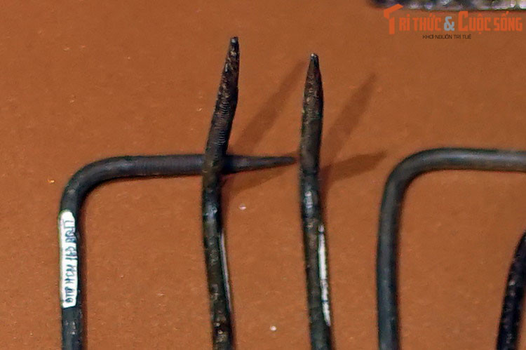 Nếu một người dẫm phải, mũi chông có thể xuyên qua đế giày cao su để cắm sâu vào lòng bàn chân.