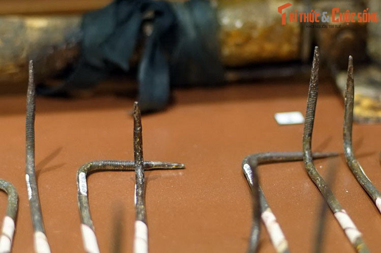 Vết thương do chông sắt gây ra trong môi trưởng ẩm ướt, nhiều vi trùng ở rừng rậm cũng ẩn chứa nguy cơ gây nhiễm trùng nặng nếu không xử lý y tế tức thì. Chỉ cần một người dính chông, cuộc hành quân của cả đơn vị sẽ bị gián đoạn.