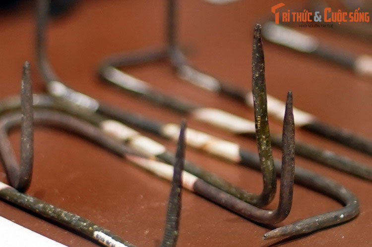 Chông sắt thường được rải trên đường hành quân của bộ binh địch. Ở môi trường rừng rậm, chông rất khó bị phát hiện do nằm lẫn vào thảm cây cỏ ở bề mặt rừng.