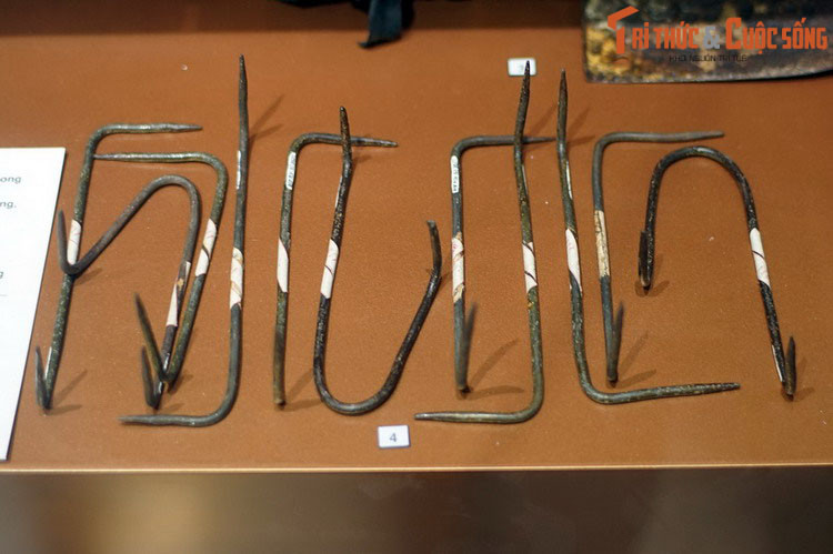 Có thể coi chông sắt tự tạo là vũ khí đơn giản bậc nhất mà quân và dân ta đã sử dụng để đánh giặc trong giai đoạn kháng chiến chống Mỹ. Dù cực kỳ thô sơ, sức mạnh của loại vũ khí này là không thể coi thường. (Hiện vật của Bảo tàng TP HCM).