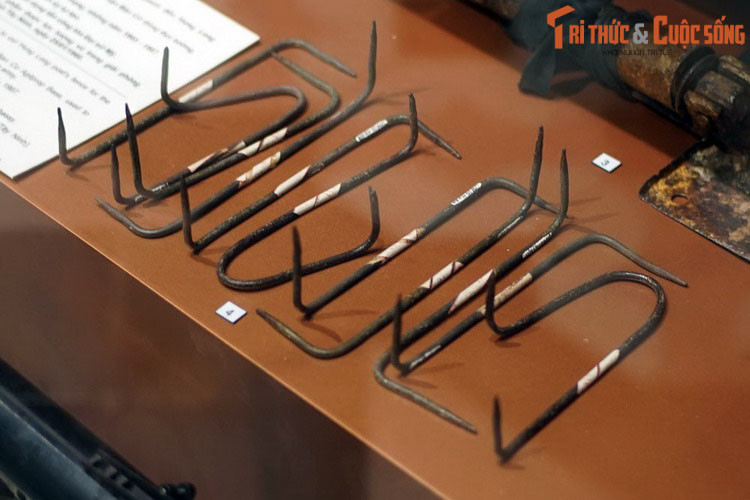 Đây là những chiếc chông được làm từ thanh sắt dài khoảng một gang tay, có hai đầu nhọn. Chỉ cần bẻ gập hai đầu, thường là theo hai hướng vuông góc với nhau, chông đã sẵn sàng tham chiến.