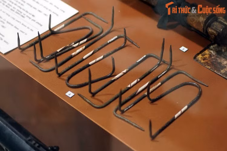 Đây là những chiếc chông được làm từ thanh sắt dài khoảng một gang tay, có hai đầu nhọn. Chỉ cần bẻ gập hai đầu, thường là theo hai hướng vuông góc với nhau, chông đã sẵn sàng tham chiến.