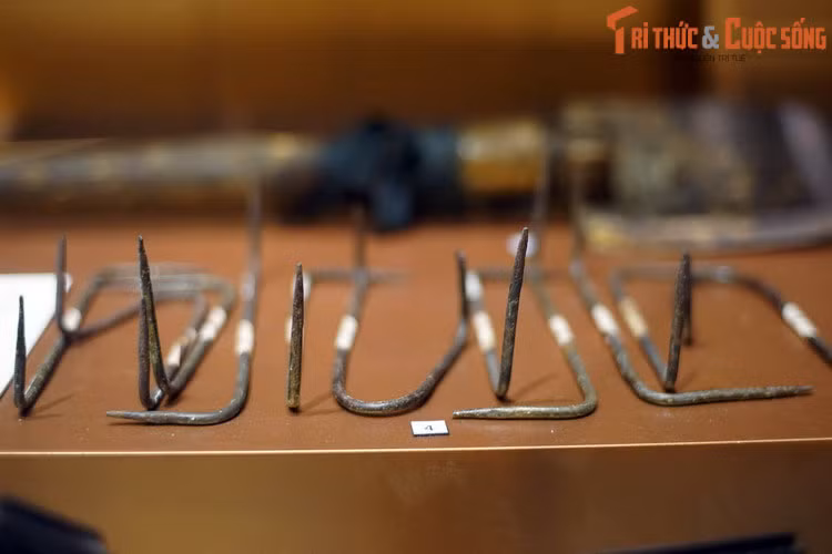 Với hình dáng đặc thù, chỉ cần thả xuống đất là chông sắt luôn có một đầu nhọn chĩa lên trên. Vì vậy mà việc rải chông có thể được tiến hành rất nhanh chóng.