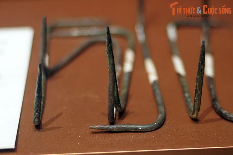 Bên cạnh hoạt động chống càn, chông sắt còn được dùng để rải xuống các tuyến đường giao thông nhằm vô hiệu hóa phương tiện cơ giới bánh lốp của địch.