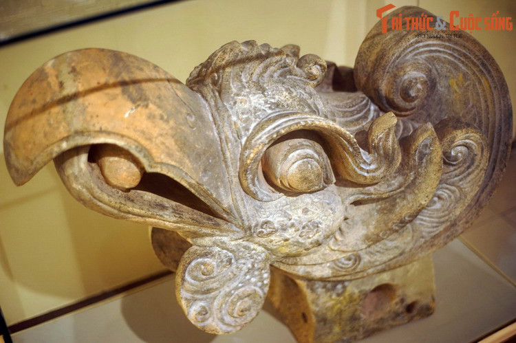 Được tạo tác vào cuối triều Trần hoặc triều Hồ, niên đại khoảng thế kỷ 14-15, hiện vật này làm bằng đất nung, có chiều dài khoảng 1 mét tính từ đầu mỏ đến dải bờm sau đầu. Đây là bộ phận trang trí góc mái kiến trúc cung điện ở thành Thăng Long xưa.