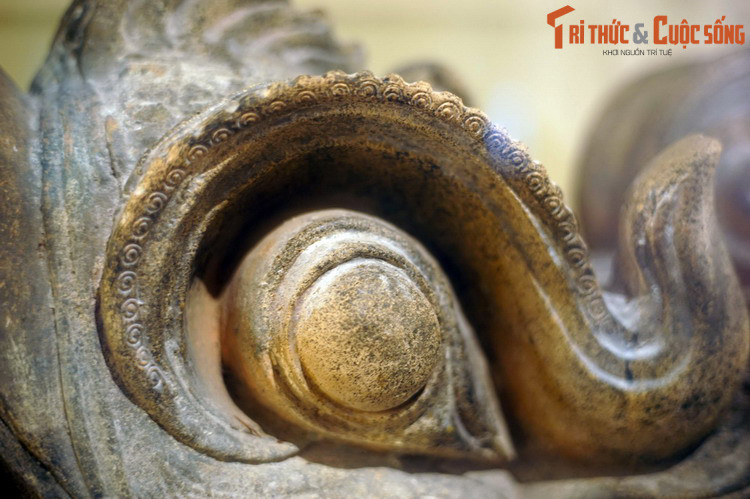 Mang đặc trưng nghệ thuật Đại Việt cuối thời Trần, đầu phượng hoàng được thể hiện với chiếc mỏ to, dài, mắt tròn lồi, bờm lượn, với các đường nét chạm khắc tinh xảo.