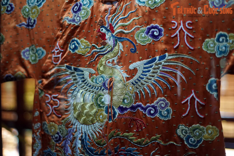 Tấm áo được chế tác hết sức công phu, toát lên vẻ lộng lẫy, với tâm điểm là hình chim phượng trên ngực áo.