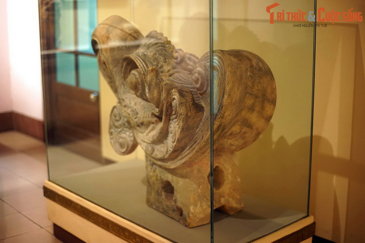 Với kích thước rất lớn, chiếc đầu phượng không chỉ thể hiện quy mô đồ sộ của công trình kiến trúc mà còn phản ánh trình độ của những người nghệ nhân, thợ xây dựng Đại Việt đương thời.