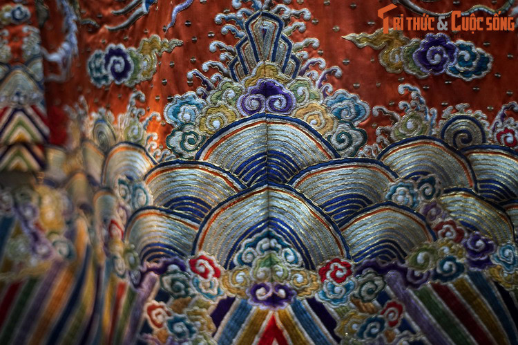 Vải lụa dùng để may trang phục của vua và hoàng hậu nhà Nguyễn đều là hàng cao cấp, do triều đình đặt mua ở Trung Hoa. Riêng gấm lụa vàng, thành phần quan trọng nhất được đặt làm ở làng lụa Hà Đông, nay thuộc Hà Nội...