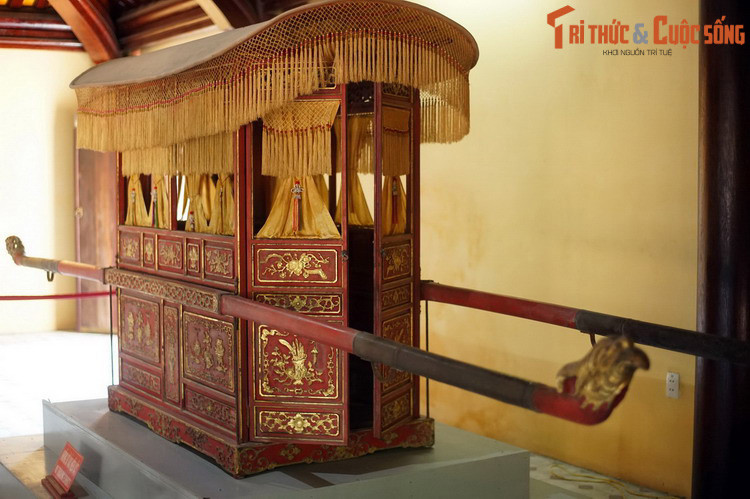 2. Nhà Tả trà trong cung Diên Thọ của Tử Cấm Thành Huế là nơi lưu giữ và trưng bày một hiện vật lịch sử hiếm có của nhà Nguyễn: Chiếc kiệu cổ của Hoàng thái hậu Từ Cung (1890 – 1980, vợ Vua Khải Định, mẹ Vua Bảo Đại).