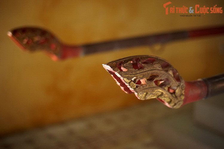 Hai đầu phía sau thể hiện hình ảnh đuôi phượng. Theo quy định của triều đình nhà Nguyễn, kiệu là phương tiện đi lại chỉ dành riêng cho Hoàng đế, Hoàng thái hậu và Thái tử, những người có địa vị cao quý nhất trong hoàng tộc.