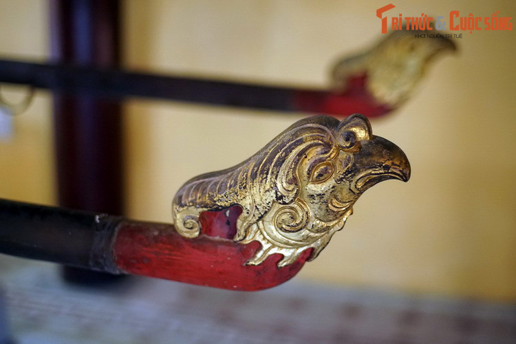 Được gọi là Phụng liễn, chiếc kiệu này được sơn son thiếp vàng, chạm khắc công phu. Hai đầu tay đòn phía trước của kiệu được chạm hình đầu chim phượng.