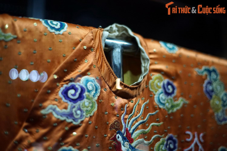 Tấm phượng bào này được đính nhiều vàng bạc, trân châu..., nhiều họa tiết thêu bằng sợi kim tuyến. Những nét dệt, đường thêu rất sống động và công phu, thể hiện tài năng tuyệt đỉnh của những người thợ may cung đình.