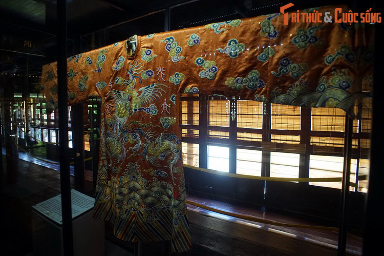 3. Bảo vật Cổ vật Cung đình Huế là nơi đang lưu giữ một một chiếc áo phượng bào, là bản phục chế chính xác của chiếc áo bào từng được hoàng hậu nhà Nguyễn sử dụng trong quá khứ.