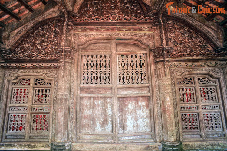 Nhà thờ này được dựng năm 1896, bên ngoài bằng bê tông có chấn song tiện bằng đá, bên trong hoàn toàn bằng gỗ lim, được chạm trổ cực kỳ tinh xảo.