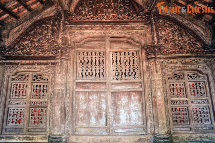 Nhà thờ này được dựng năm 1896, bên ngoài bằng bê tông có chấn song tiện bằng đá, bên trong hoàn toàn bằng gỗ lim, được chạm trổ cực kỳ tinh xảo.