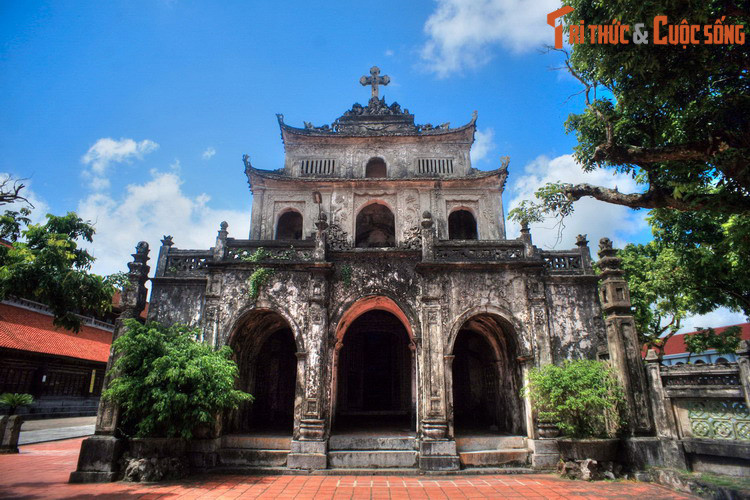 4. Nhà thờ Thánh Rôcô nằm ở hàng trước, bên trái, đối xứng với nhà thờ Thánh Giuse qua nhà thờ Lớn. Trong Thiên Ghúa giáo, Thánh Rôcô là bổn mạng của các nạn nhân dịch bệnh.