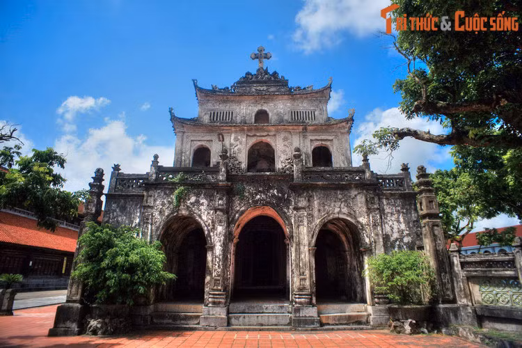 4. Nhà thờ Thánh Rôcô nằm ở hàng trước, bên trái, đối xứng với nhà thờ Thánh Giuse qua nhà thờ Lớn. Trong Thiên Ghúa giáo, Thánh Rôcô là bổn mạng của các nạn nhân dịch bệnh.