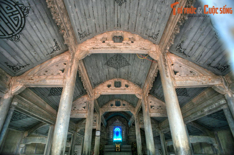 Toàn bộ các cấu kiện kiến trúc như nền, tường, cột, chấn song cửa của Nhà nguyện Trái tim Vô nhiễm nguyên tội Đức Mẹ đều được tạc từ đá, trang trí rất sinh động…