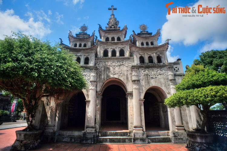 5. Nhà thờ Trái tim Chúa Giêsu nằm sau nhà thờ Thánh Rôcô và đối xứng với nhà thờ Thánh Phêrô qua nhà thờ Lớn. Nhà thờ này được dựng năm 1889 để ngợi ca đức hi sinh và tình thương của Chúa Jesus. Mặt tiền công trình có ba tháp tương tự nhà thờ Thánh Giuse.