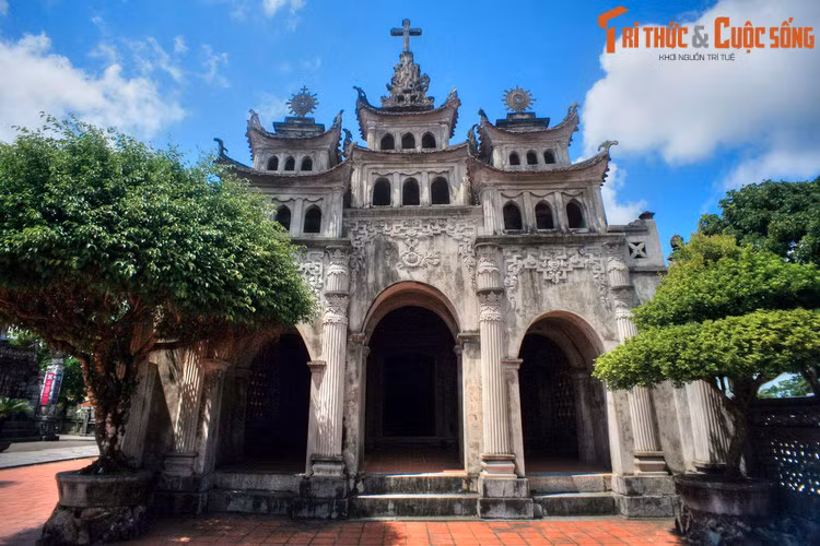 5. Nhà thờ Trái tim Chúa Giêsu nằm sau nhà thờ Thánh Rôcô và đối xứng với nhà thờ Thánh Phêrô qua nhà thờ Lớn. Nhà thờ này được dựng năm 1889 để ngợi ca đức hi sinh và tình thương của Chúa Jesus. Mặt tiền công trình có ba tháp tương tự nhà thờ Thánh Giuse.