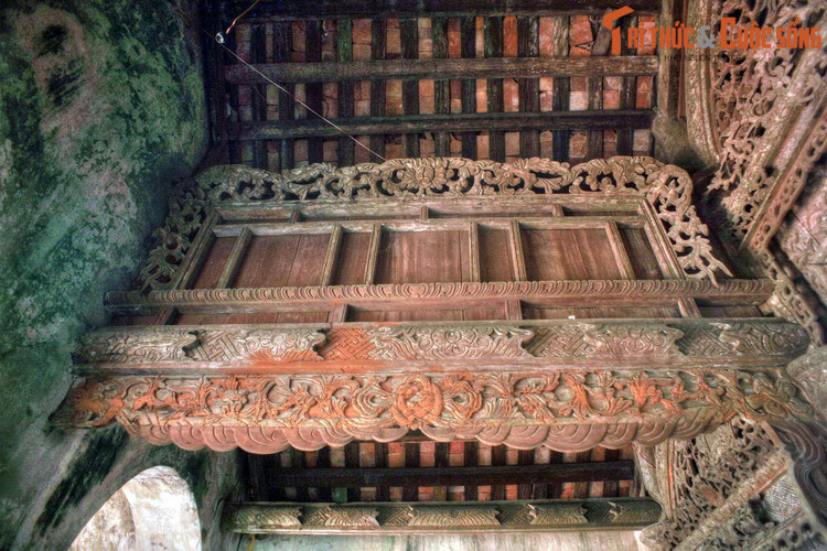 Được xây năm 1895, ban đầu nhà thờ mang tên Thánh Gioan Tiền hô, trong trận dịch tả 1923 thì đổi tên thành nhà thờ Thánh Rôcô với mong muốn phù trợ cho giáo dân vượt qua dịch bệnh. Nội thất nhờ thờ làm từ gỗ mít, được chạm trổ rất đẹp.