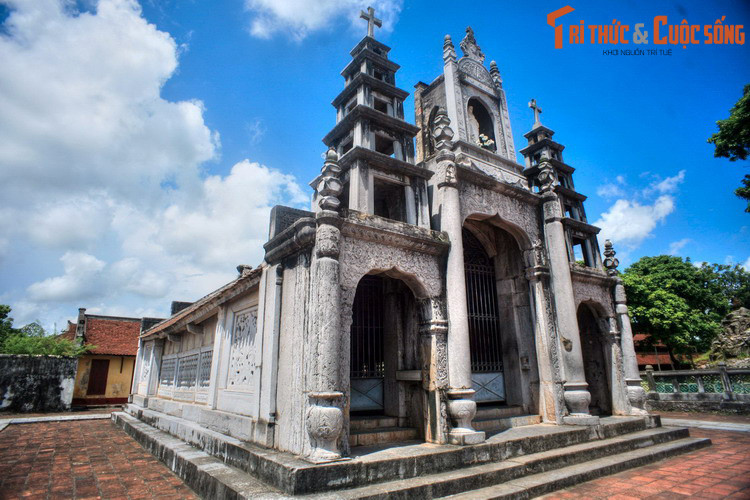 6. Nằm phía sau, bên phải khuôn viên quần thể nhà thờ Phát Diệm còn có một nhà thờ làm hoàn toàn bằng đá, thường gọi là nhà thờ Đá. Nhà thờ này được khởi công xây dựng từ năm 1883 với tên nguyên thủy là Nhà nguyện Trái tim Vô nhiễm nguyên tội Đức Mẹ.