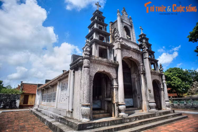 6. Nằm phía sau, bên phải khuôn viên quần thể nhà thờ Phát Diệm còn có một nhà thờ làm hoàn toàn bằng đá, thường gọi là nhà thờ Đá. Nhà thờ này được khởi công xây dựng từ năm 1883 với tên nguyên thủy là Nhà nguyện Trái tim Vô nhiễm nguyên tội Đức Mẹ.