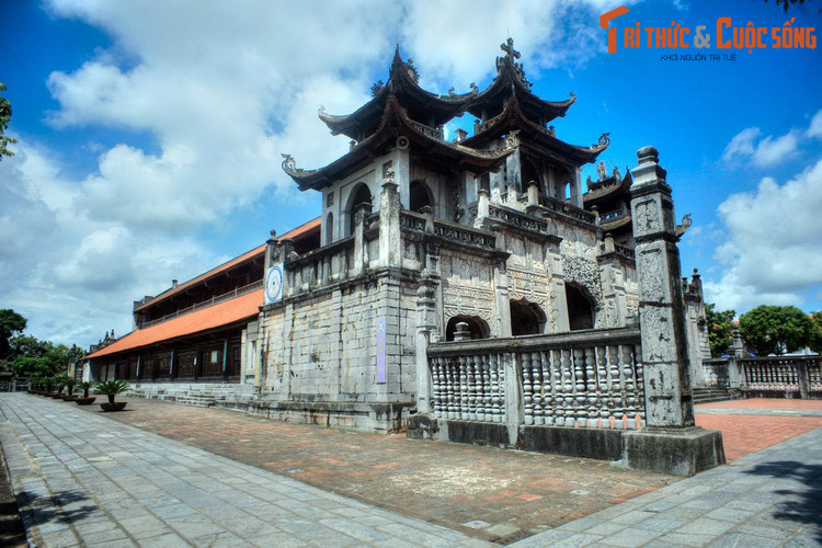 Nhà thờ này được xây dựng bằng đá phiến, bên trong có hệ khung gỗ với 6 hàng cột gỗ lim nguyên khối. Công trình dài 74 mét, rộng 21 mét, cao 15 mét, có bốn mái và năm lối vào dưới các vòm đá được chạm trổ cầu kỳ. Mái nhà thờ có dạng cong thấp như mái đình, mái chùa của người Việt.