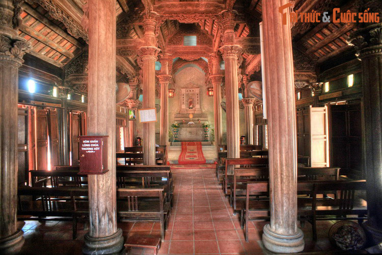 Nét độc đáo của nhà thờ Trái tim Chúa Jesus là nội thất làm bằng gỗ lim mật, có bề mặt bóng bẩy như bôi mật. Các bàn thờ làm bằng đá, mặt trước bàn thờ chính khắc ba con vật tượng trưng cho đức hạnh của Chúa Jesus là con chiên (cừu non), chim bồ nông và con sư tử.