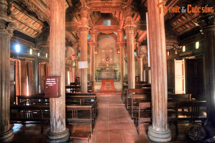 Nét độc đáo của nhà thờ Trái tim Chúa Jesus là nội thất làm bằng gỗ lim mật, có bề mặt bóng bẩy như bôi mật. Các bàn thờ làm bằng đá, mặt trước bàn thờ chính khắc ba con vật tượng trưng cho đức hạnh của Chúa Jesus là con chiên (cừu non), chim bồ nông và con sư tử.