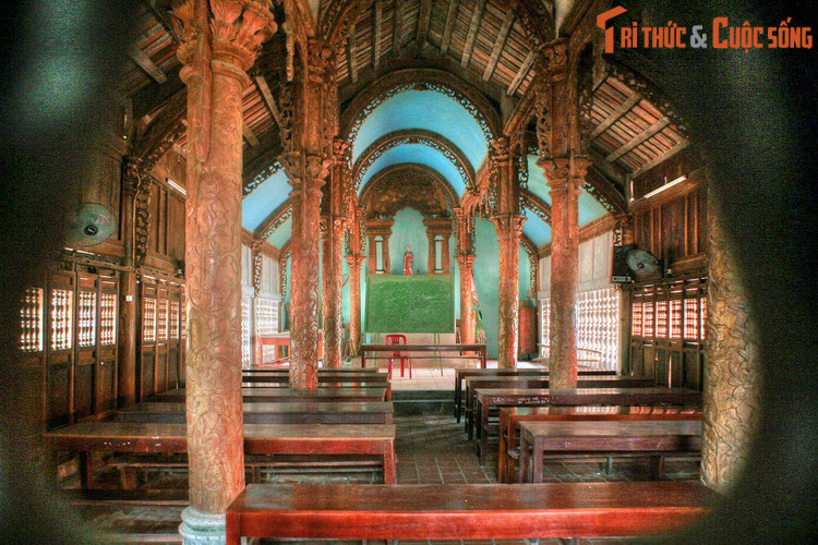 Nhà thờ Thánh Phêrô cũng được xây năm 1896, cách thức xây dựng tương tự nhà thờ thờ Thánh Giuse. Các cấu trúc gỗ của Nhà thờ Thánh Phêrô làm bằng gỗ mít, một số phần phục chế bằng gỗ dổi. Nét đặc biệt của công trình là toàn bộ bàn thờ đặt trên một phiến đá nặng 20 tấn.