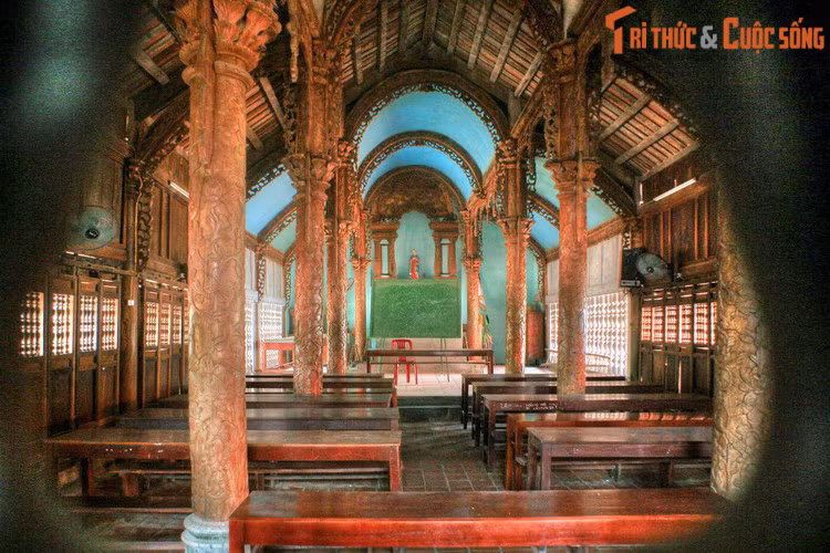 Nhà thờ Thánh Phêrô cũng được xây năm 1896, cách thức xây dựng tương tự nhà thờ thờ Thánh Giuse. Các cấu trúc gỗ của Nhà thờ Thánh Phêrô làm bằng gỗ mít, một số phần phục chế bằng gỗ dổi. Nét đặc biệt của công trình là toàn bộ bàn thờ đặt trên một phiến đá nặng 20 tấn.