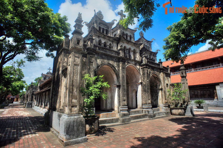 2. Bên trái và bên phải nhà nhờ Lớn mỗi bên có hai nhà thờ nhỏ, đều mang những đường nét giống như đình chùa Việt. Đầu tiên là nhà thờ Thánh Giuse nằm ở hàng trước, bên phải. Đây là nơi thờ Thánh Giuse, thân phụ của Chúa Giêsu.