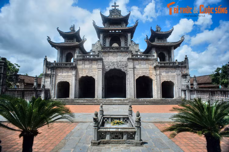 1. Quy mô nhất và cũng là công trình trung tâm của quần thể kiến trúc nhà thờ đá Phát Diệm là nhà thờ Lớn. Nhà thờ này được xây dựng từ năm 1891 với tên chính thức là Nhà thờ Đức Mẹ Mân Côi, nay là nhà thờ Chính tòa Phát Diệm.