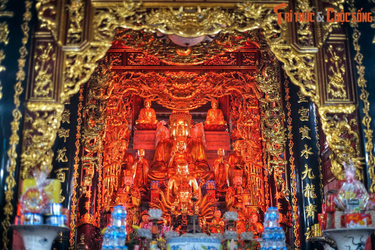 Bên cạnh các chư Phật, chùa Phổ Giác còn thờ Phan Cảnh Điệp, một người luyện voi giỏi thời vua Lê, chúa Trịnh, được ví như một vị tổ nghề luyện voi chiến của Việt Nam.