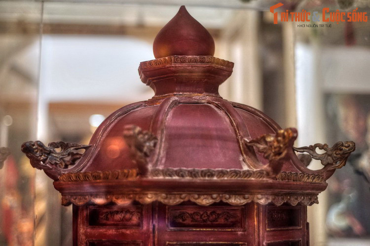 Đỉnh mâm có hình búp sen, biểu tượng của đức tin Phật giáo.